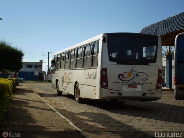 Jundiá Transportadora Turistica 251 na cidade de São Miguel Arcanjo, São Paulo, Brasil, por Luis Nunez. Número da foto: #233699.