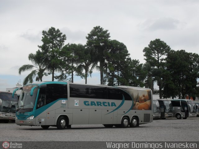 Viação Garcia 7044 na cidade de Curitiba, Paraná, Brasil, por Wagner Domingos Ivanesken. Número da foto: #88968.