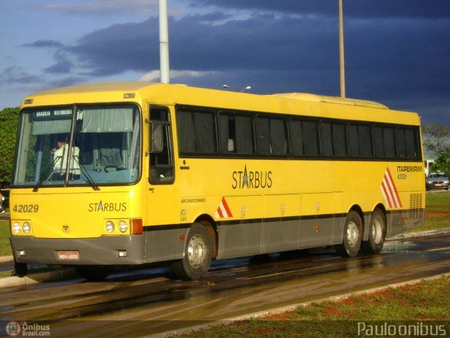 Viação Itapemirim 42029 na cidade de Brasília, Distrito Federal, Brasil, por Paulo Camillo Mendes Maria. ID da foto: 159520.