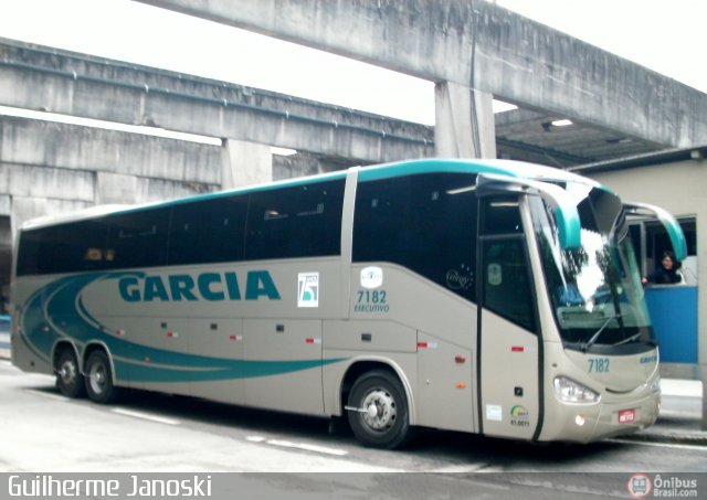 Viação Garcia 7182 na cidade de Curitiba, Paraná, Brasil, por Guilherme Janoski. Número da foto: #166285.