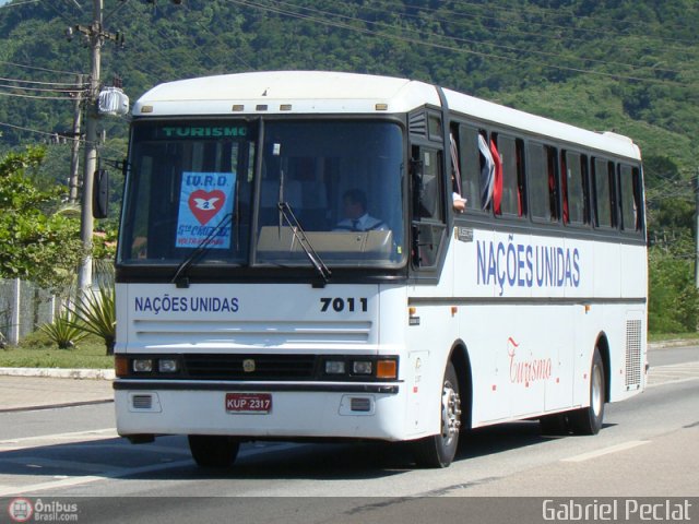 Nações Unidas Transportadora Turistica 7011 na cidade de Seropédica, Rio de Janeiro, Brasil, por Gabriel Peclat. Número da foto: #167374.