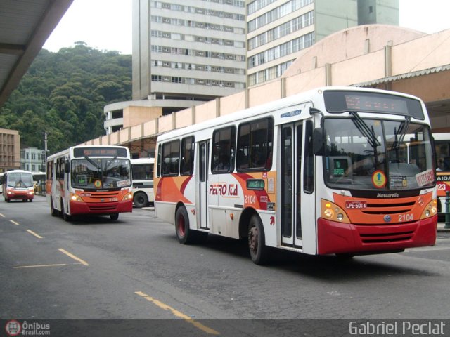 Petro Ita Transportes Coletivos de Passageiros 2104 na cidade de Petrópolis, Rio de Janeiro, Brasil, por Gabriel Peclat. Número da foto: #157427.